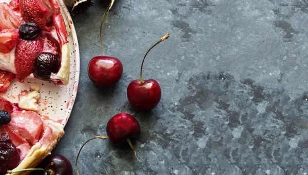 Friss házi készítésű gyümölcspite vagy torta és cseresznye sötét háttérrel, szöveges helyiség — Stock Fotó