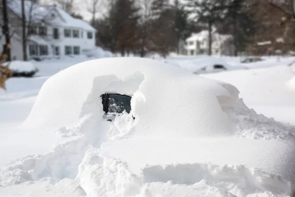 Fordon täckt med snö i vintersnöstorm. Bilar i snödrev efter ett snöfall. Efter vinterstormen — Stockfoto