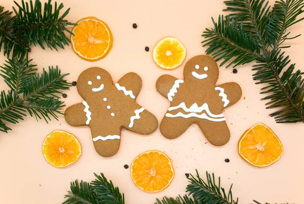 Biscoitos de gengibre caseiros de Natal com fatias de laranja e galhos de árvore de Natal — Fotografia de Stock