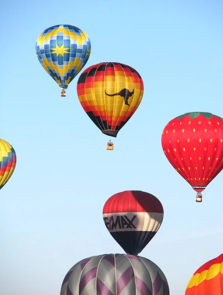 Mavi gökyüzü arka planlı renkli sıcak hava balonları — Stok fotoğraf