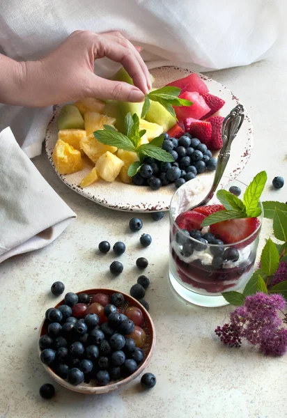 Gyümölcssaláta és természetes görög joghurt friss bogyókkal. Mentalevél — Stock Fotó