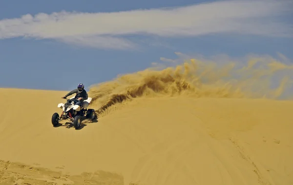 Sportquad dans le sable — Photo