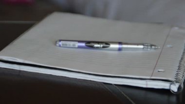 Yazar notlar içinde a defter alır.