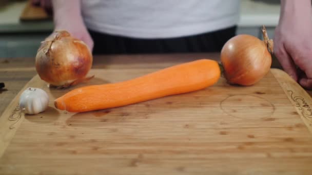 Gemüse auf Holzbrett — Stockvideo