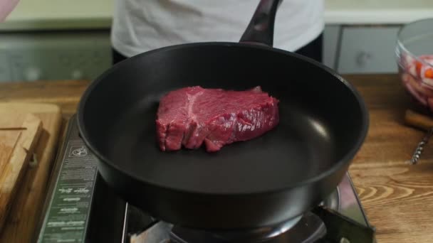 Freír la carne en una sartén, HD 1080 estática — Vídeo de stock