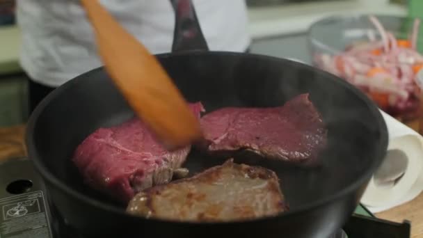 Обсмажування м'яса на сковороді, статична HD 1080 — стокове відео