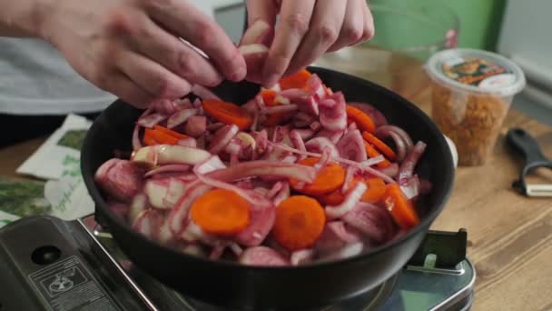 Kocken förbereder grönsaker i en stekpanna — Stockvideo