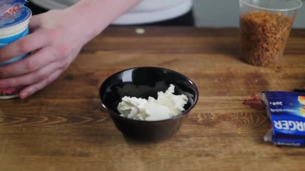 Pasta som rörs i räkor — Stockvideo