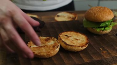 Hamburger ekmeği yemek