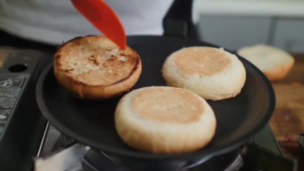 Cozinhar hambúrgueres pães — Vídeo de Stock