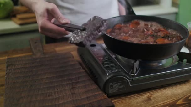 Sauce de viande rouge bouillante dans la casserole — Video