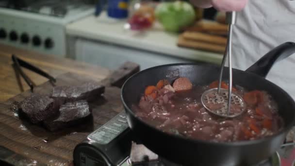 Salsa de carne roja hirviendo en la sartén — Vídeos de Stock