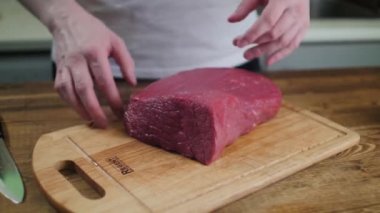 Taze et Ahşap mutfak tahtası.