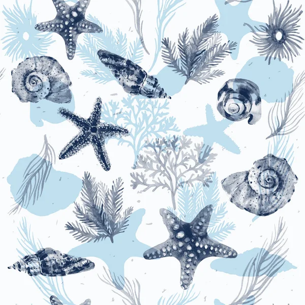 Dekoratif tasarım için kumun üzerinde mavi deniz kabukları, yıldızlar ve deniz çiçekleri olan tek renkli suluboya desenli. Deniz bitkisinin siluetleri. Suluboya soyut sanat arkaplanı — Stok fotoğraf