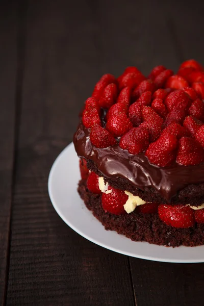 Cake with strawberries and chocolate — Stock Photo, Image