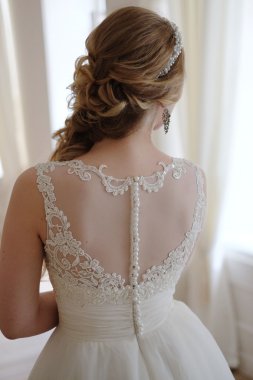 bir pencere kapalı karşı güzel bir gelin