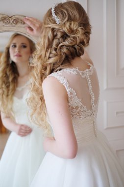 bir pencere kapalı karşı güzel bir gelin