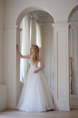 bir pencere kapalı karşı güzel bir gelin