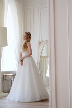 bir pencere kapalı karşı güzel bir gelin