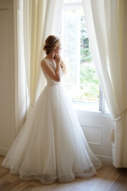bir pencere kapalı karşı güzel bir gelin