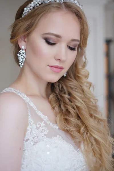 The beautiful bride against a window indoors — Stock Photo, Image