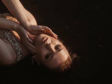 Pullu elbise giyen genç ve güzel bir kadın. Islak saçlı harika bir kızın şehvetli portresi. Manken kameraya bakıyor. Moda konsepti resim çizimi