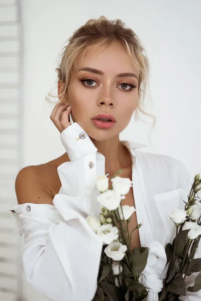 Hermosa Modelo Rubia Posando Ropa Blanca Mujer Con Peinado Updo —  Fotos de Stock