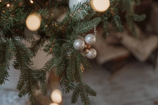 Decorazione Dell Albero Natale Capodanno Con Giocattoli Palloncini — Foto Stock