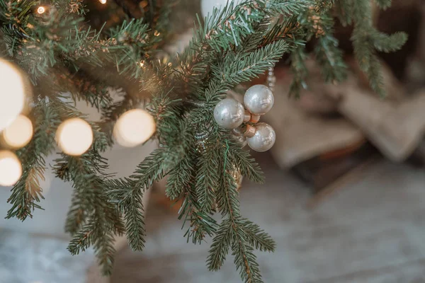 Weihnachts Und Neujahrsbaumdekor Mit Spielzeug Und Luftballons — Stockfoto