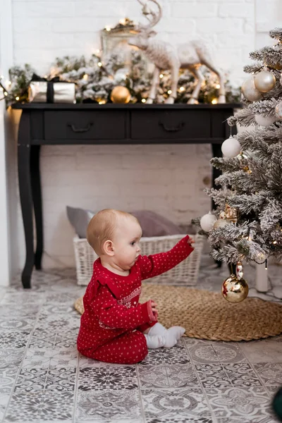 Bebê Bonito Senta Chão Perto Árvore Natal Menina Meses Terno — Fotografia de Stock