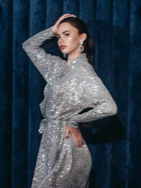 豪華な銀のドレスで若い壮大な女性のファッション写真 エレガントなスパンコールのカクテルドレスを着た優雅な若い女性 豪華なブルネット モーション ブラー — ストック写真