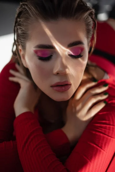 Chica Rubia Con Una Piel Impecable Reflejos Cara Maquillaje Ojos —  Fotos de Stock