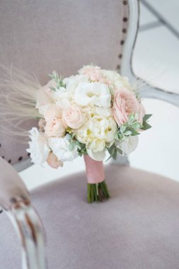 Pembe güllü lüks gelin buketi