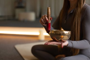 Tibet şarkı kasesi, ses terapisinde, meditasyonda ve yogada kullanılan Budist enstrümanı. Bowling yoga hocasının ellerinde.