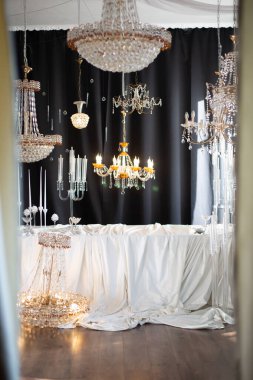 Avizeler ve perdelerle süslenmiş zarif bir oda.