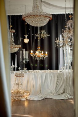 Avize ve mumlarla süslenmiş zarif bir oda.