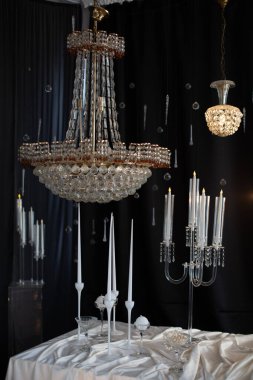 Masanın üzerinde asılı zarif bir avize.