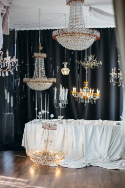 Masanın üzerinde asılı zarif avizeler.