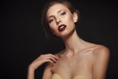 güzel genç model kırmızı dudaklar