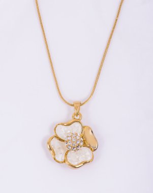 Yonca şekil altın kolye Zirkon taşlarla