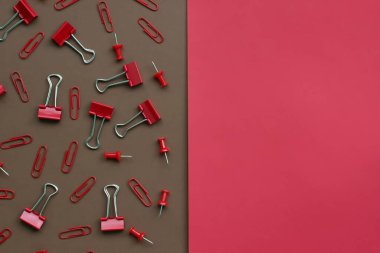 Kırtasiye, yakın çekim, kırmızı-kahverengi renk, üst görünüm, boş alan