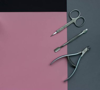 Manikür aletleri, tırnak törpüsü, tırnak makası, tırnak makası. Demir ve keskin manikür aletleri. Üst görünüm, yakın çekim