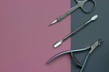 Manikür aletleri, tırnak törpüsü, tırnak makası, tırnak makası. Demir ve keskin manikür aletleri. Üst görünüm, yakın çekim