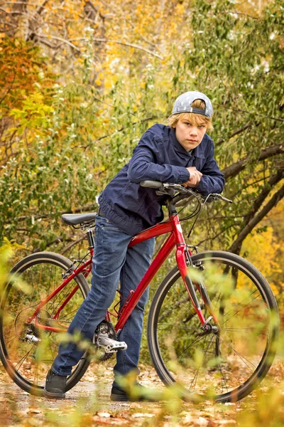 วัยรุ่นบนจักรยานสีแดง — ภาพถ่ายสต็อก