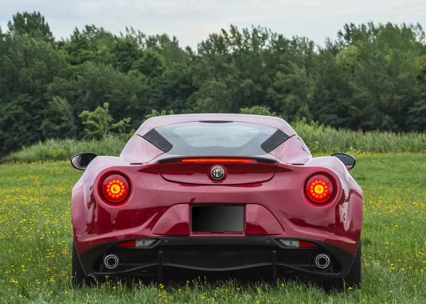 Kırmızı alfa romeo 4c 2015