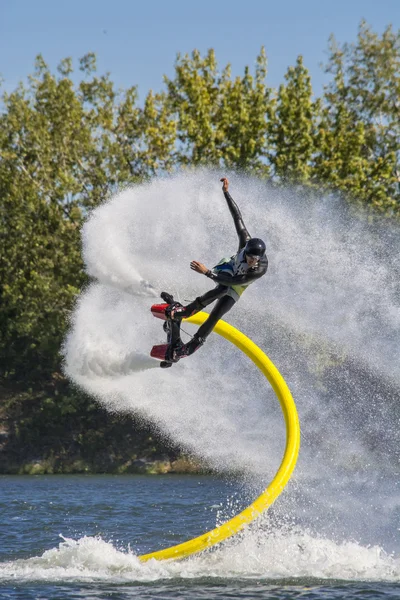 Akrobat pada flyboard — Stok Foto