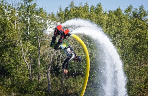 Flyboard spiegelen acrobatische — Stockfoto