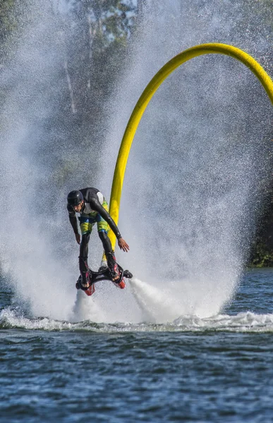 Fliegenbrett über dem Wasser — Stockfoto