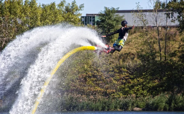 Uomo che fa una capriola su un flyboard — Foto Stock