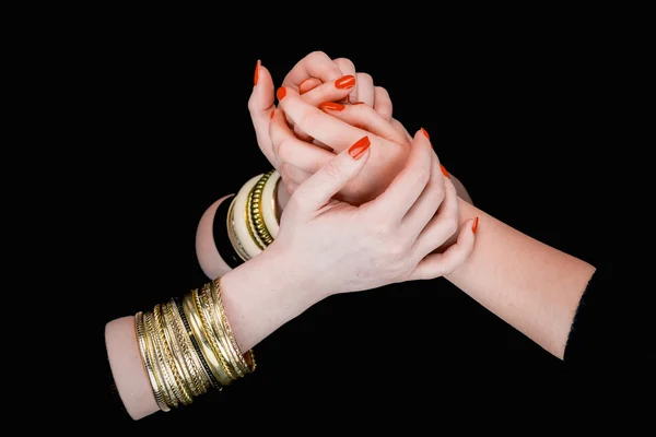 お互いを保持してブレスレットを持つ 2 人の女性の手 — ストック写真